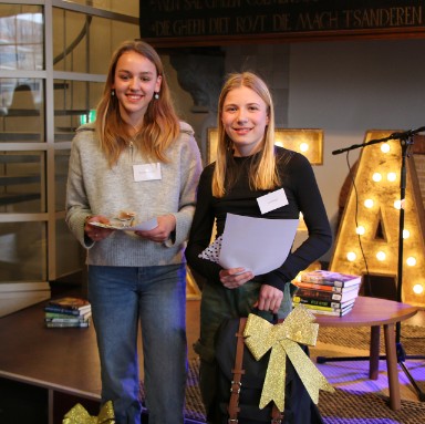 Roxanne en Evy winnen voorleeswedstrijd Read2Me!