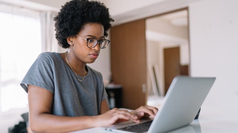 foto van vrouw achter laptop