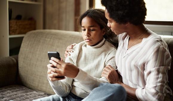 foto van moeder met kind en telefoon