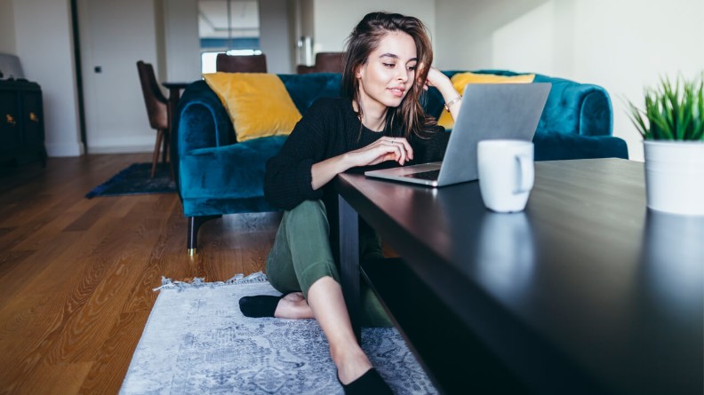 foto van vrouw achter laptop