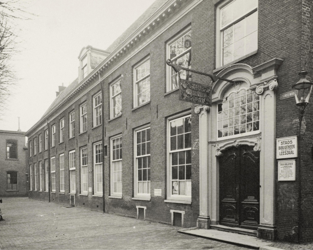 De Prinsenhofvleugel van het stadhuis van Haarlem waarin de stadsbibliotheek en de raadzaal van de gemeenteraad waren ondergebracht.