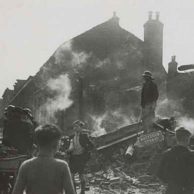 Bominslag Nagtzaamstraat, hoek Da Costastraat, ziende naar het oostan, op 16 april 1943 om 18 uur 53, door: Valks, H.J.M. (1887-1955), Noord-Hollands Archief / Beeldcollectie van de gemeente Haarlem, NL-HlmNHA_1629