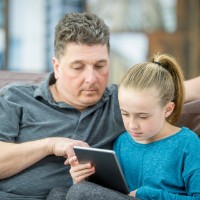 gaming, social media en opvoeden vader en dochter met tablet