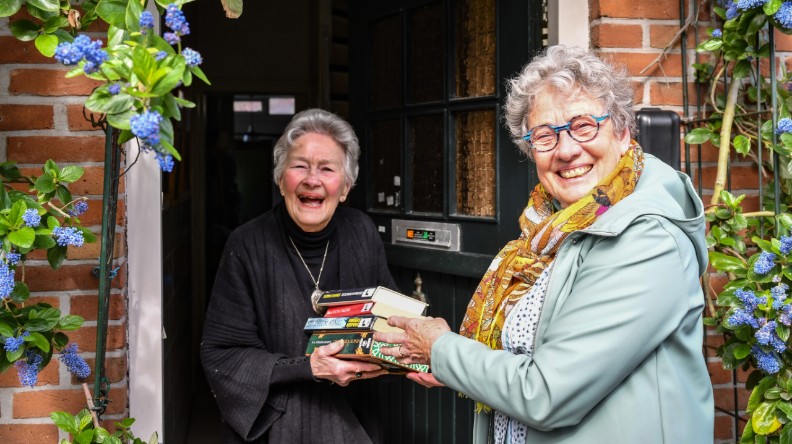 meisje leest boek