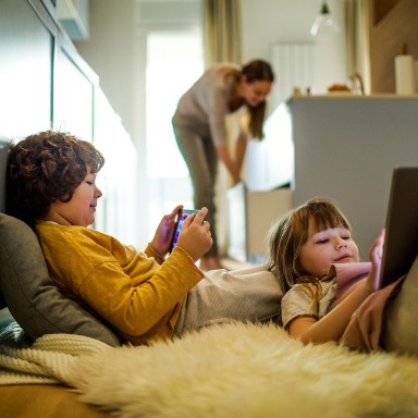 gaming, social media en opvoeden vader en dochter met tablet