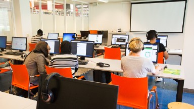 zaalverhuur ruimte met computers in Haarlem Schalkwijk