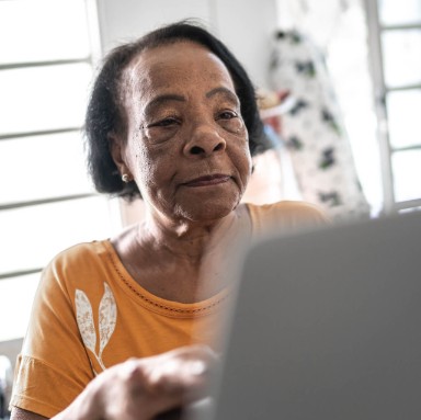 digitaal sterk vrouw achter een laptop