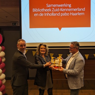 Foto betrokkenen met prijs