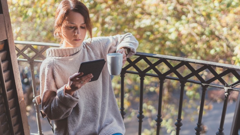 Vrouw leest een e-book